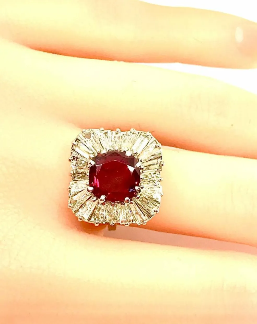 Bague or blanc, magnifique rubis 2,24 carats non chauffé et diamants