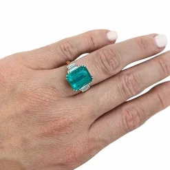 Bague or blanc, émeraude 5.90 cts, diamants.