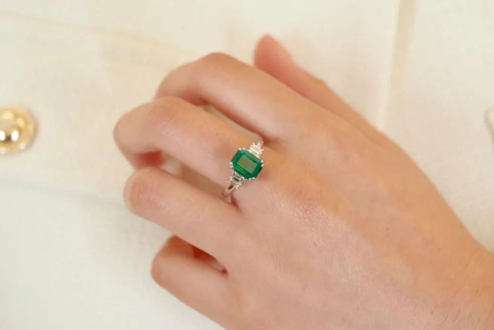 Bague or blanc émeraude 2,55cts et diamants