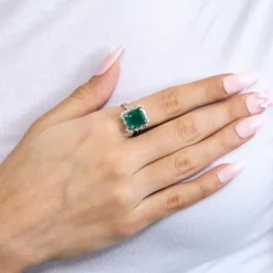Bague or blanc, émeraude 6cts, diamants 1.50ct