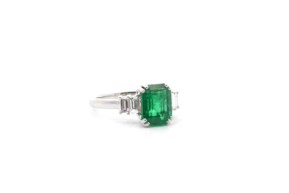 Bague or blanc émeraude 2,55cts et diamants