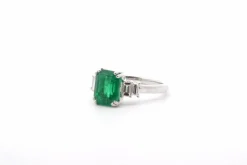Bague or blanc émeraude 2,55cts et diamants