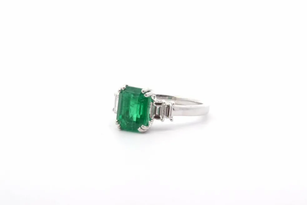Bague or blanc émeraude 2,55cts et diamants