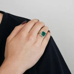 Bague or blanc émeraude diamants