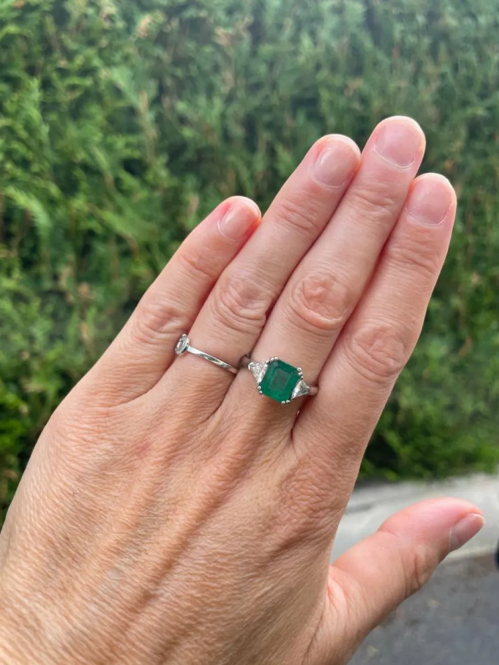 Bague or blanc émeraude diamants
