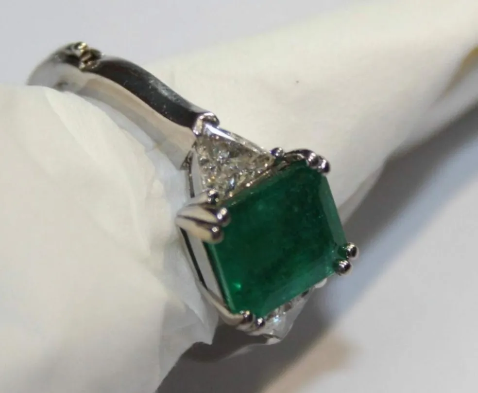 Bague or blanc émeraude diamants