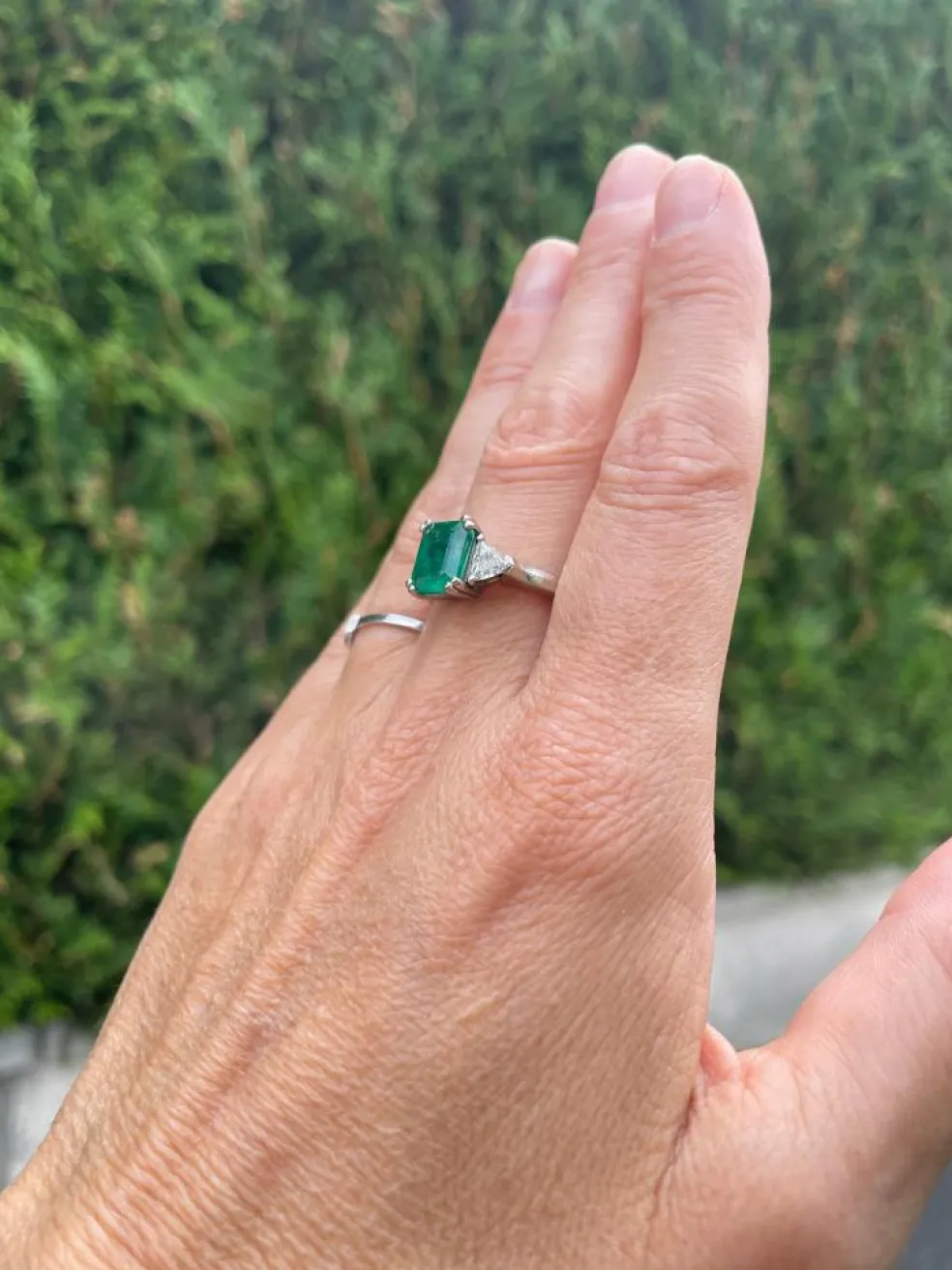 Bague or blanc émeraude diamants
