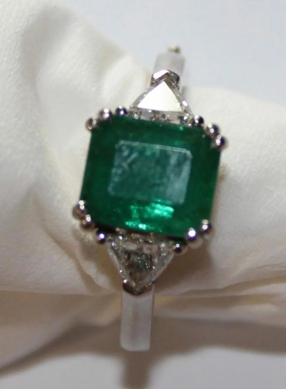 Bague or blanc émeraude diamants