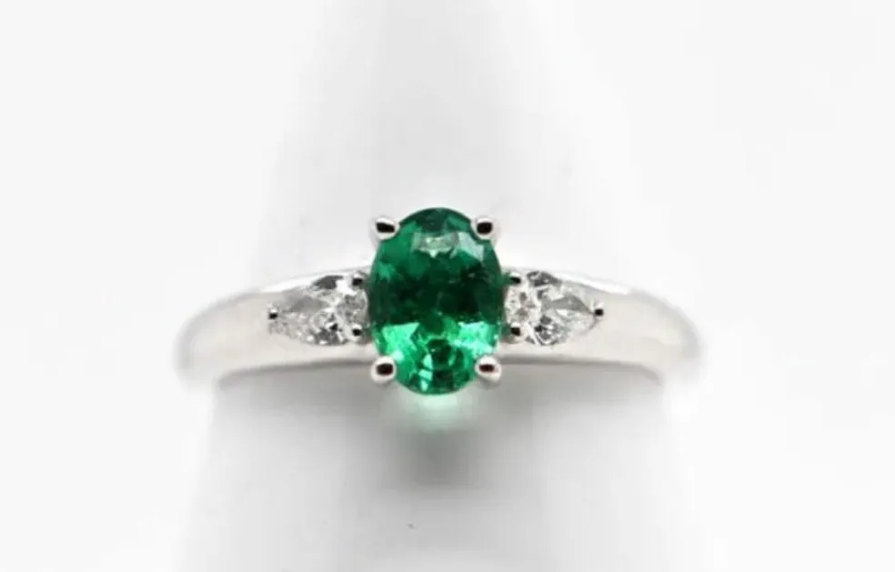 Bague Or Blanc Émeraude et Diamants
