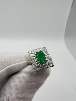 Bague or blanc émeraude et diamants