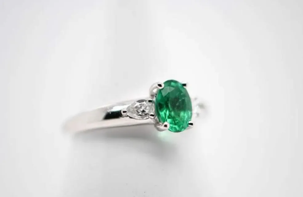 Bague Or Blanc Émeraude et Diamants