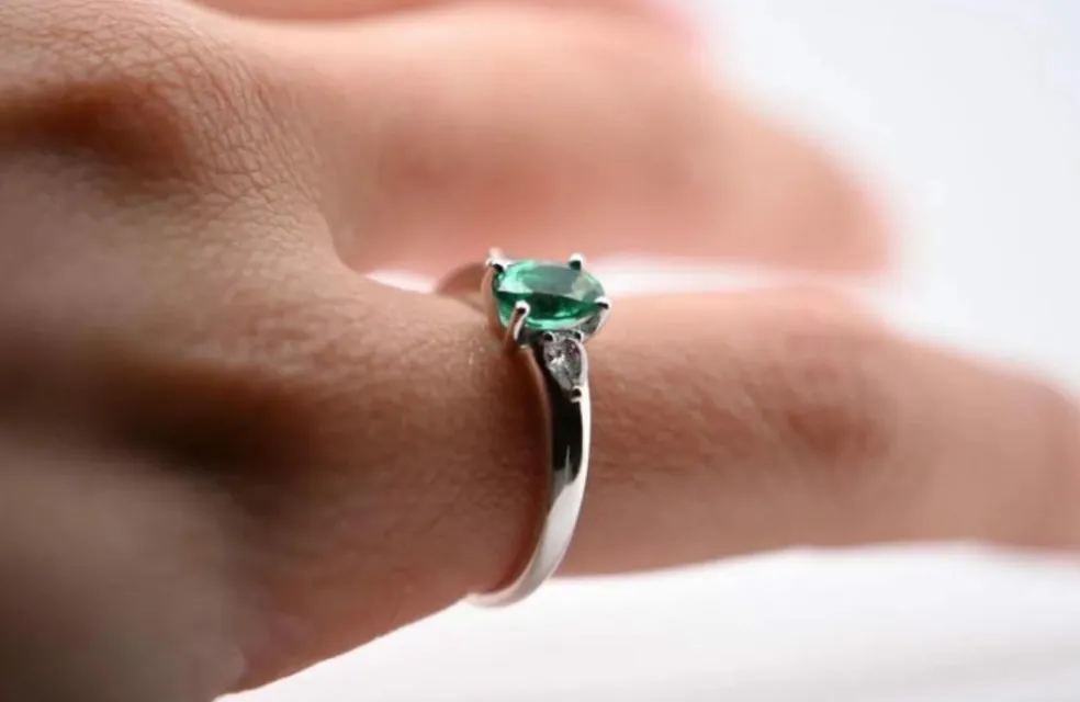 Bague Or Blanc Émeraude et Diamants