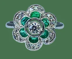 Bague or blanc, émeraudes, diamants