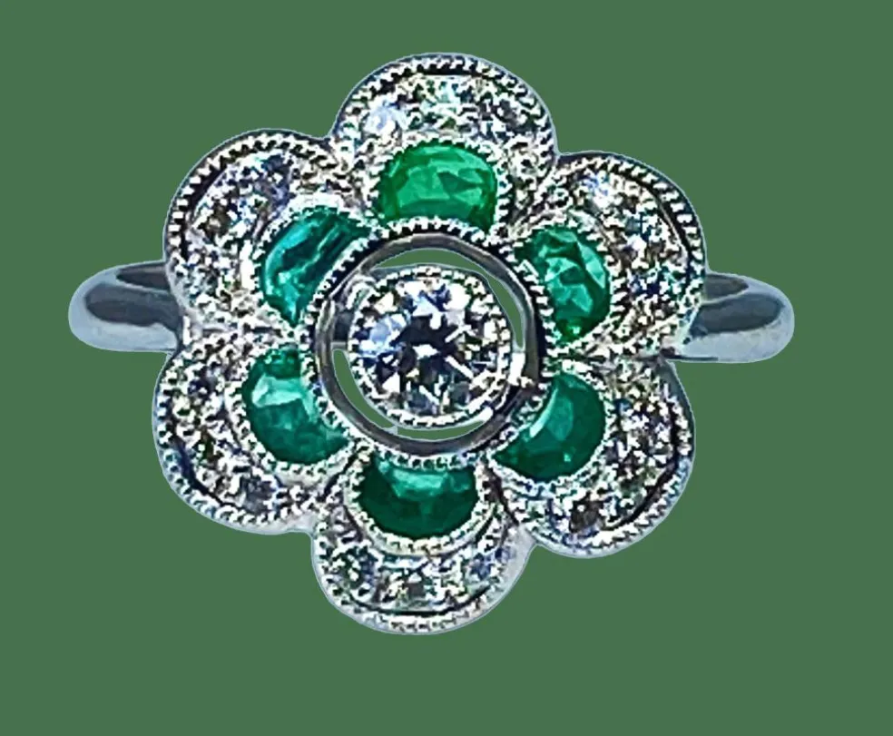 Bague or blanc, émeraudes, diamants