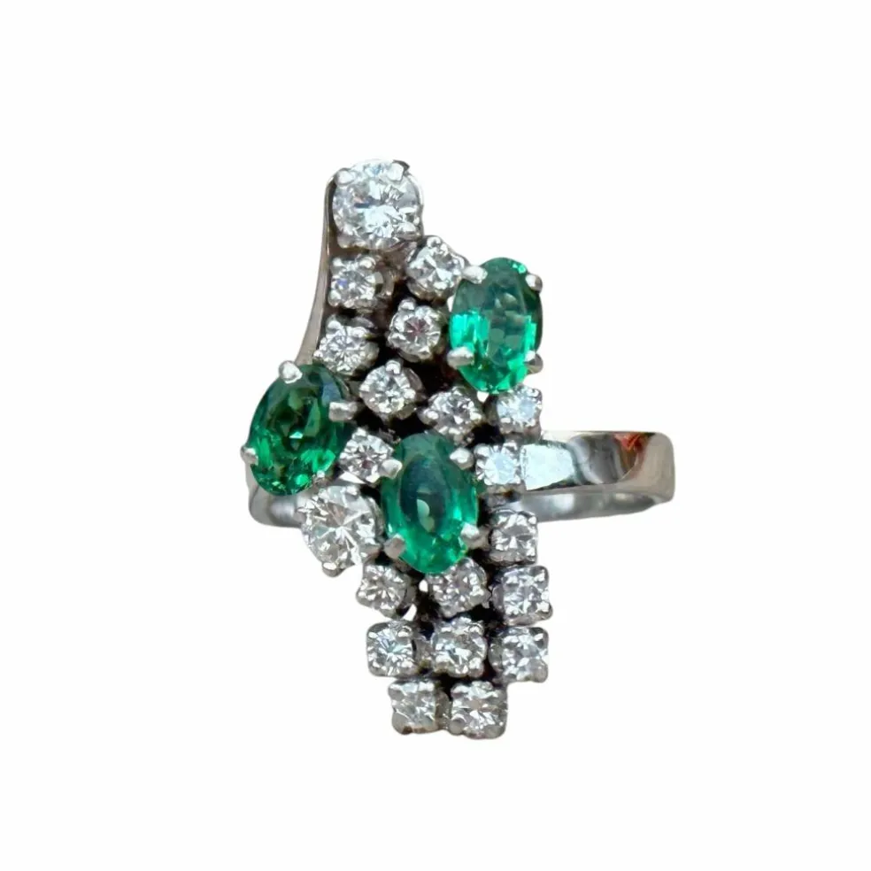 Bague or blanc, émeraudes, diamants