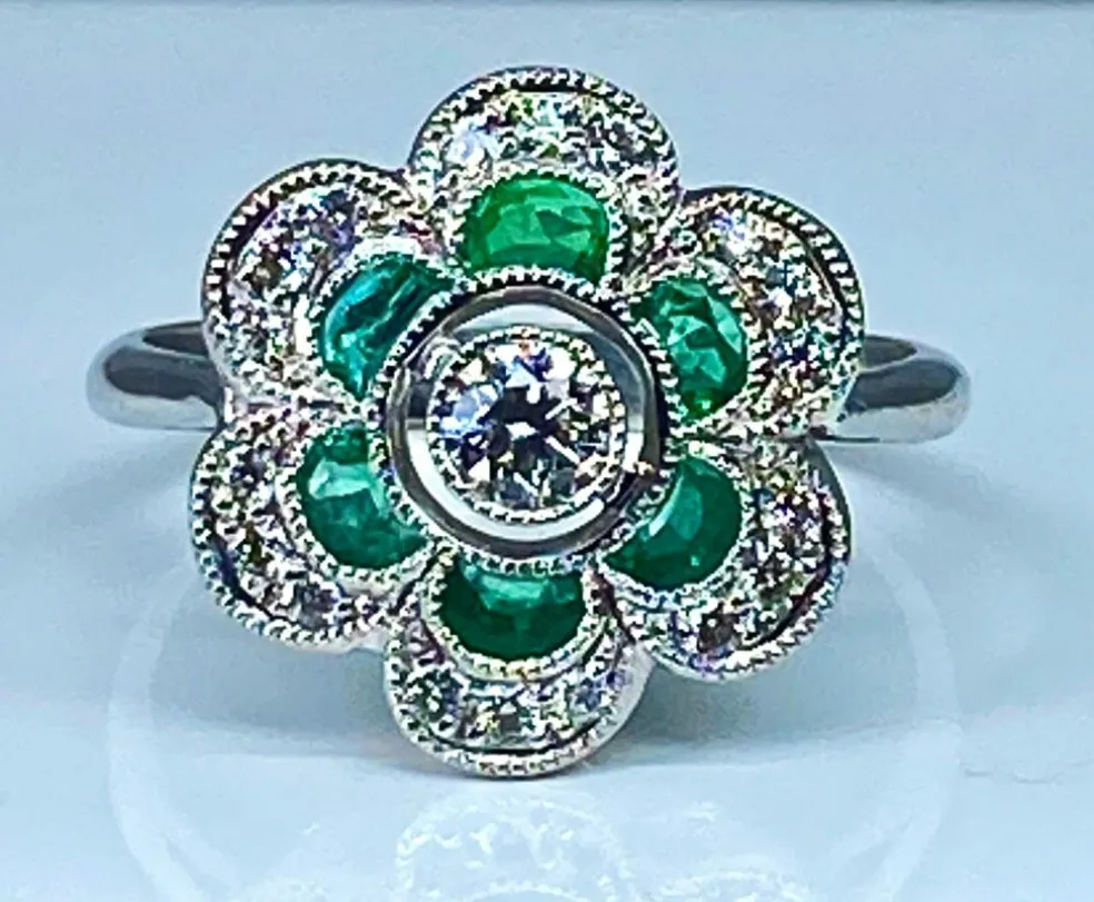 Bague or blanc, émeraudes, diamants