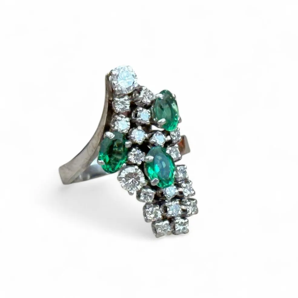 Bague or blanc, émeraudes, diamants