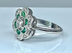 Bague or blanc, émeraudes, diamants