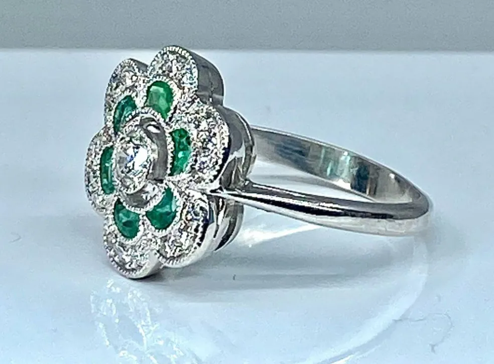 Bague or blanc, émeraudes, diamants