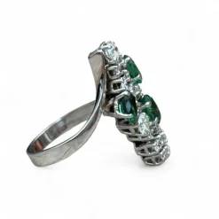Bague or blanc, émeraudes, diamants