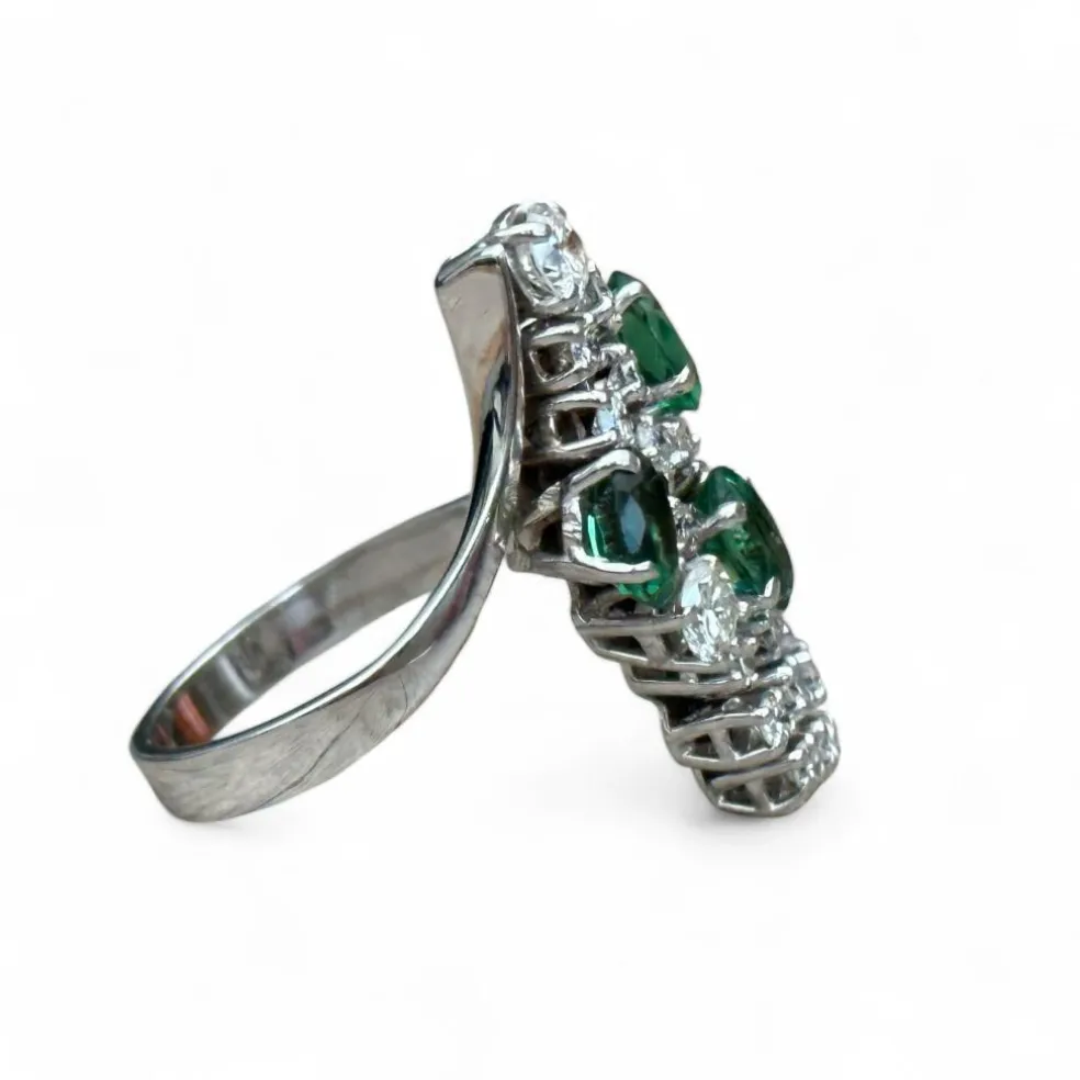Bague or blanc, émeraudes, diamants