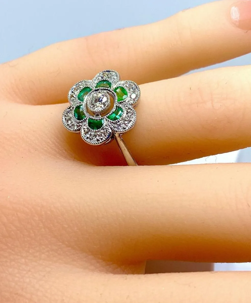 Bague or blanc, émeraudes, diamants
