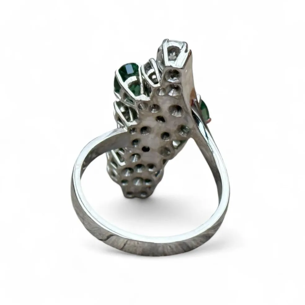 Bague or blanc, émeraudes, diamants