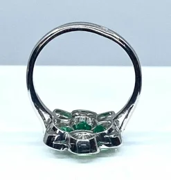Bague or blanc, émeraudes, diamants