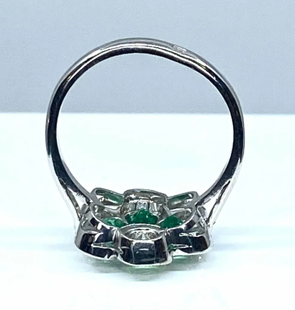 Bague or blanc, émeraudes, diamants