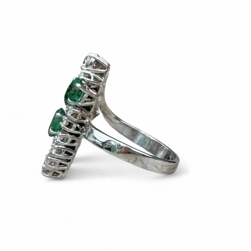 Bague or blanc, émeraudes, diamants