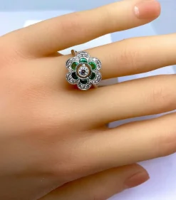 Bague or blanc, émeraudes, diamants
