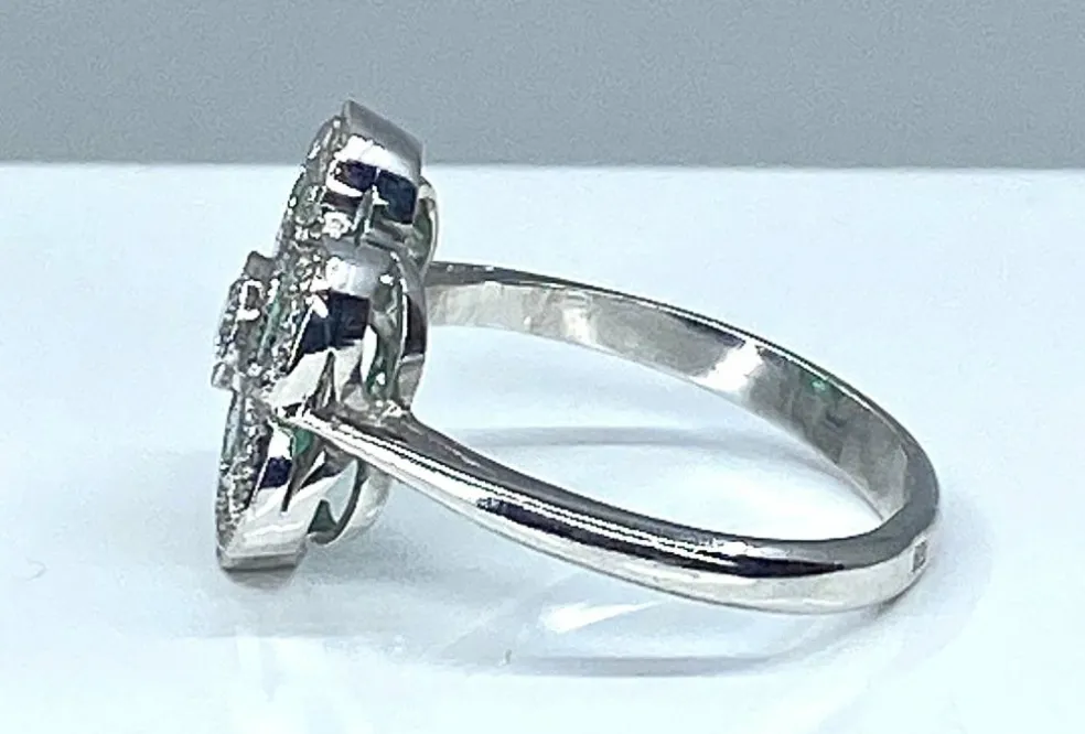Bague or blanc, émeraudes, diamants
