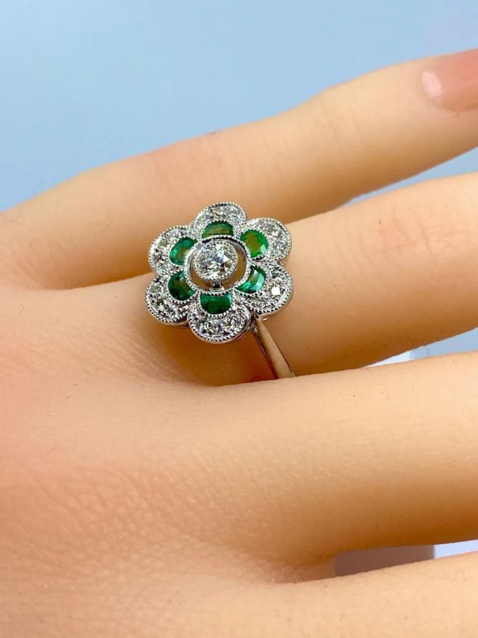 Bague or blanc, émeraudes, diamants