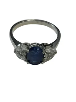Bague or blanc ornée d'un Saphir de taille ovale