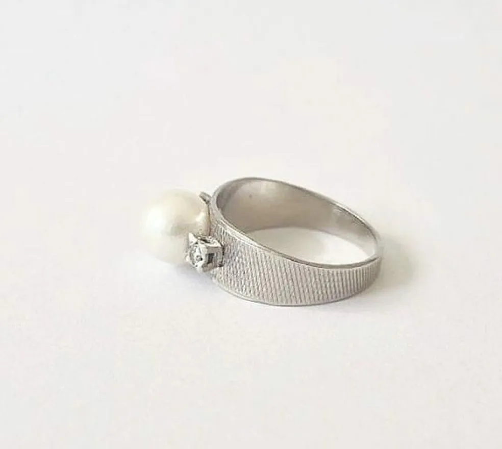 Bague or blanc perle et diamants