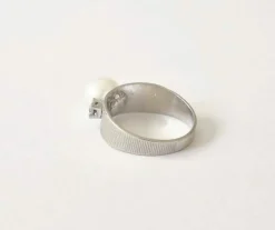 Bague or blanc perle et diamants