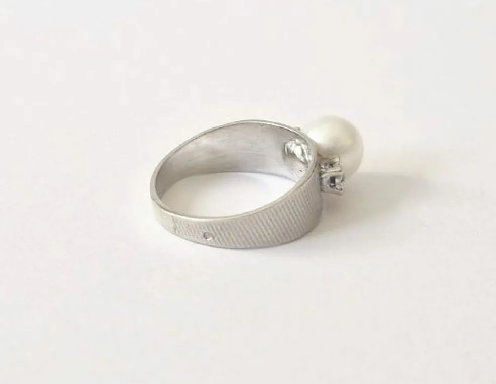 Bague or blanc perle et diamants