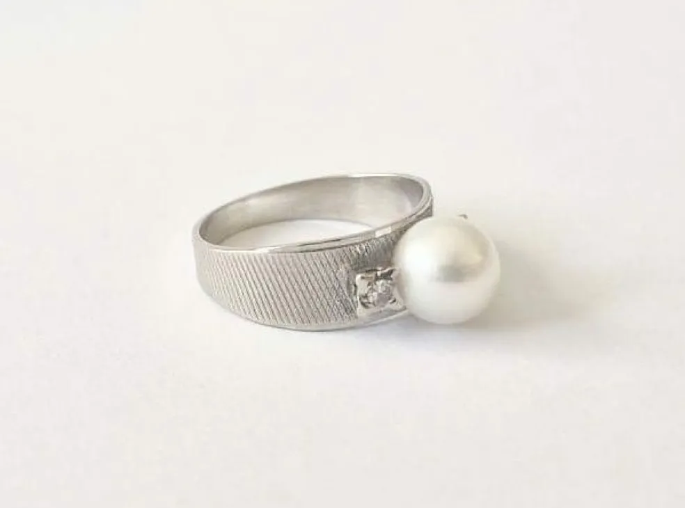Bague or blanc perle et diamants