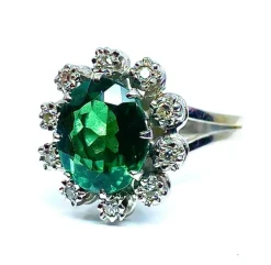Bague or blanc, pierre verte et 10 diamants