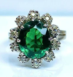 Bague or blanc, pierre verte et 10 diamants