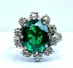 Bague or blanc, pierre verte et 10 diamants