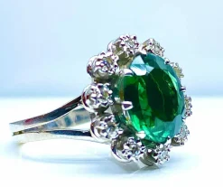 Bague or blanc, pierre verte et 10 diamants