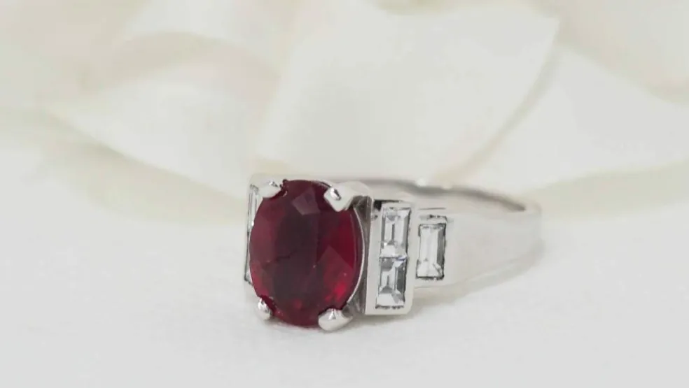Bague or blanc rubis diamants