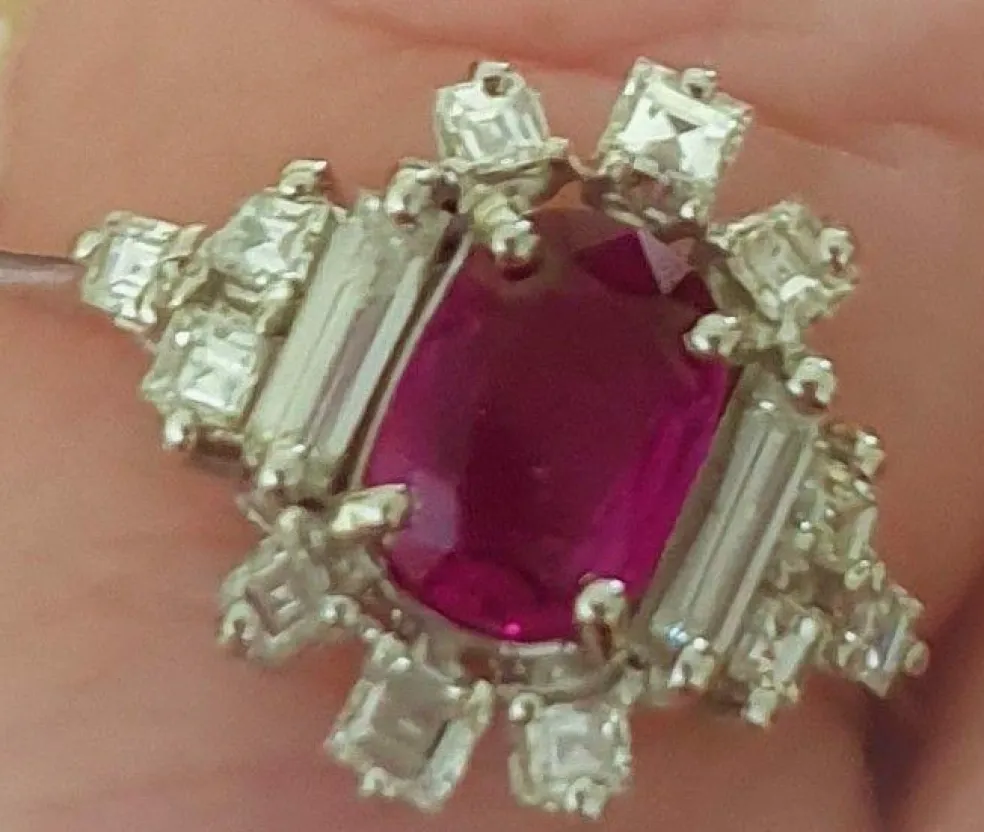 Bague or blanc, rubis fin au centre et entourage diamants Princesse