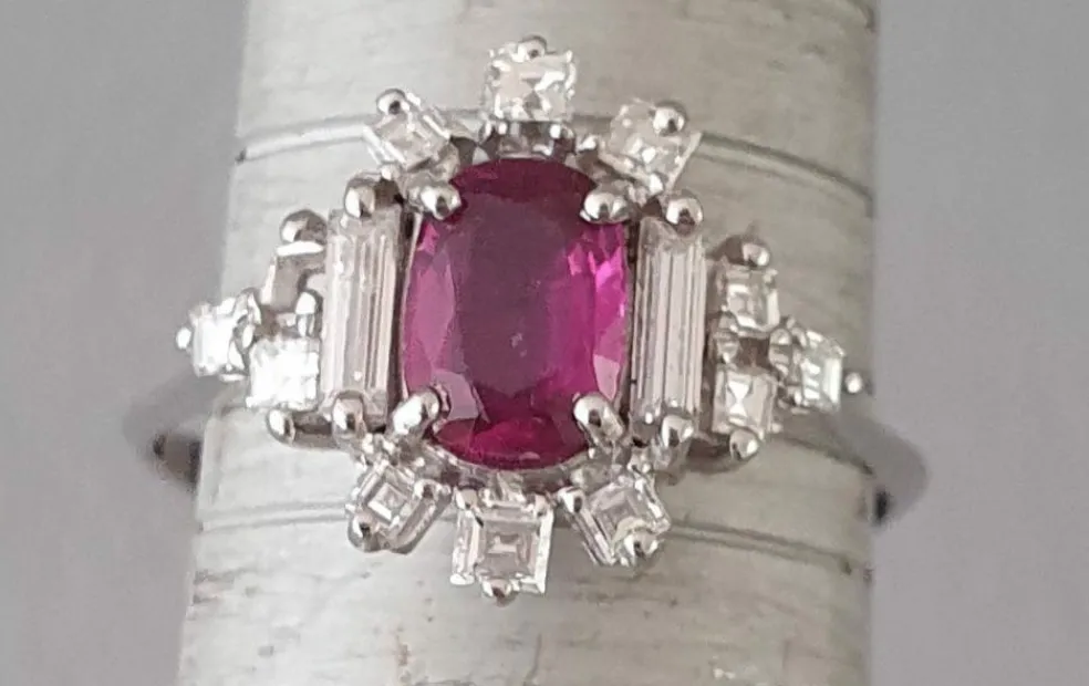 Bague or blanc, rubis fin au centre et entourage diamants Princesse