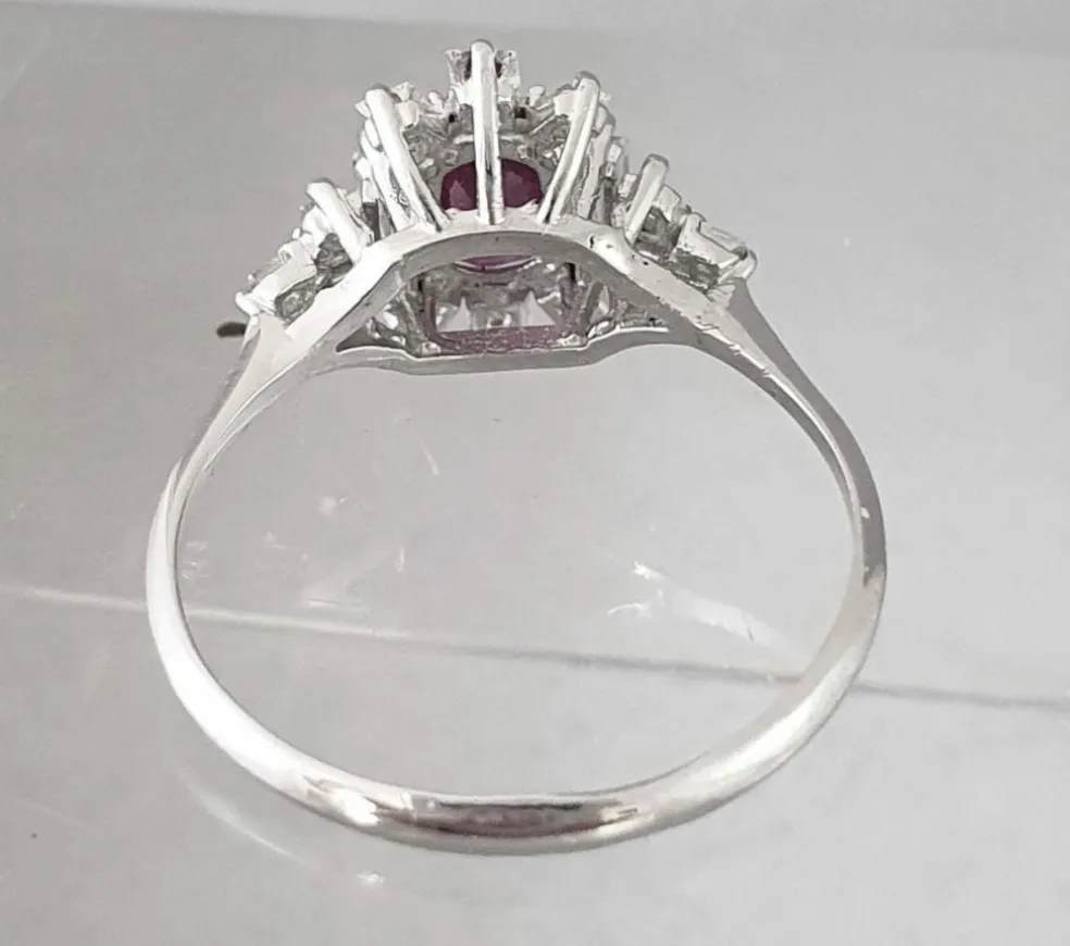 Bague or blanc, rubis fin au centre et entourage diamants Princesse