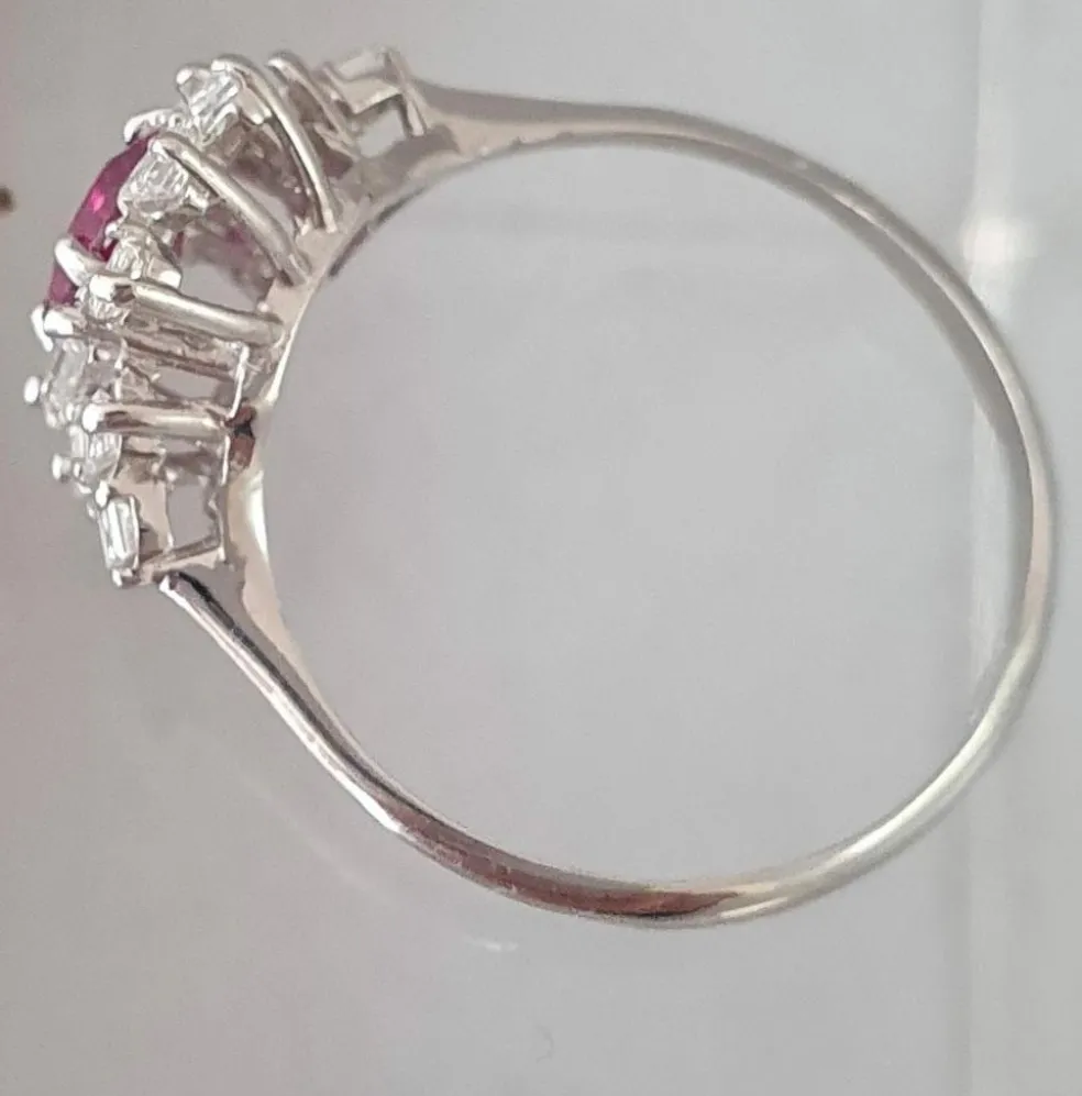 Bague or blanc, rubis fin au centre et entourage diamants Princesse