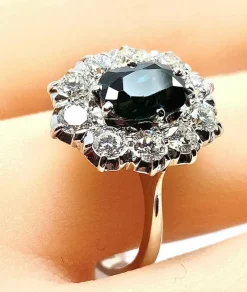 Bague or blanc, saphir 2,11 carats et 10 diamants