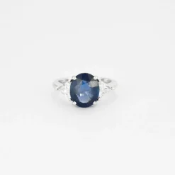 Bague or blanc, saphir bleu de Ceylan et diamants