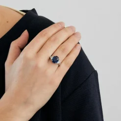 Bague or blanc, saphir bleu de Ceylan et diamants